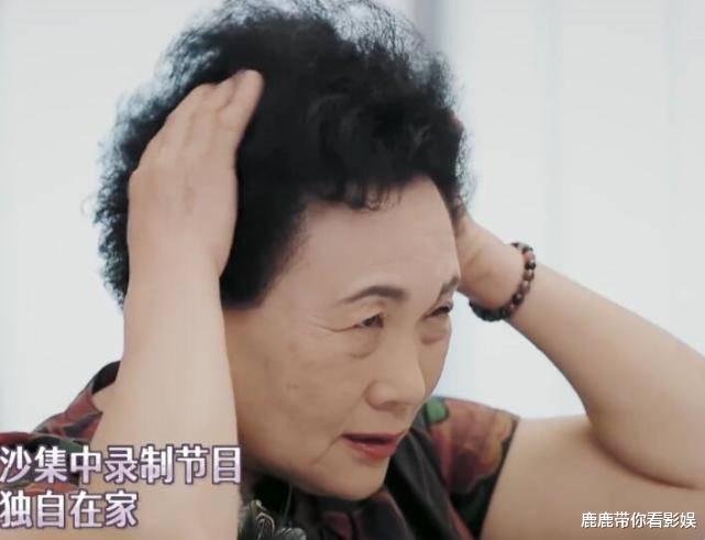 #秦昊#本以为秦昊妈妈头发是烫的，看到她早起美发的步骤，比艺人的还难打理