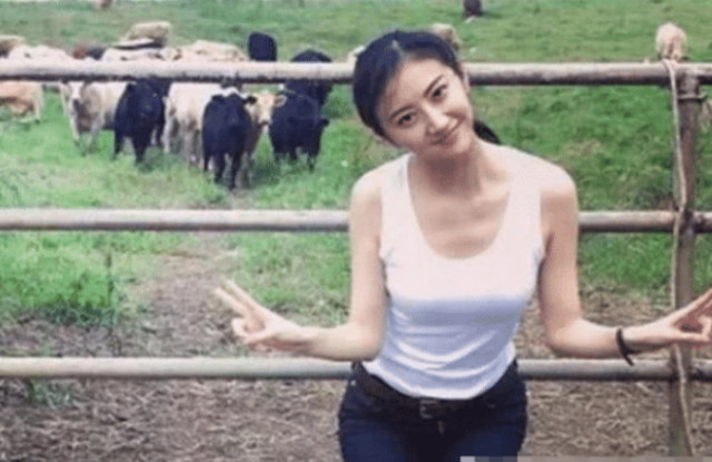 『景甜』景甜早年前旧照被扒，当看到原图后，网友：怪不得资源这么好