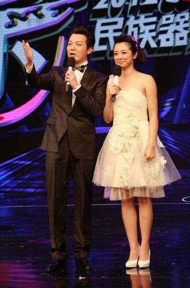 任鲁豫|他是著名“央视一哥”，娶身价上亿富婆妻子，儿子成他的骄傲