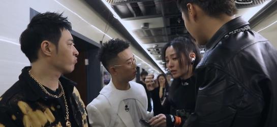 张靓颖|张靓颖公演忘词，自责落泪很内疚，自揭伤疤的歌词太勇敢