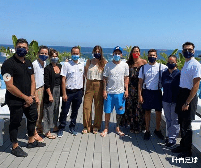 梅西|梅西搂着娇妻秀恩爱 住奢华海景酒店不要钱:原来是自己开的