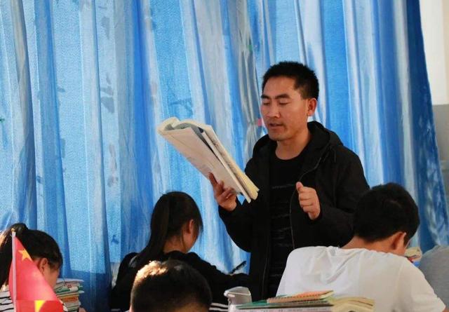 「民警」12年前那个睡猪圈，带着疯妈上大学的男孩，现状到底如何？