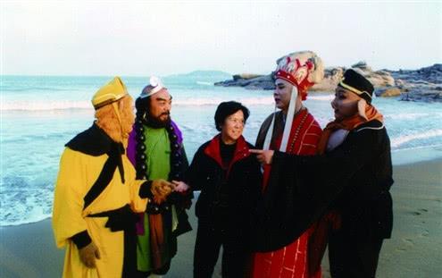 【何晴】何晴：和刘威相恋5年，嫁给3婚许亚军，51岁得脑瘤丈夫不离不弃