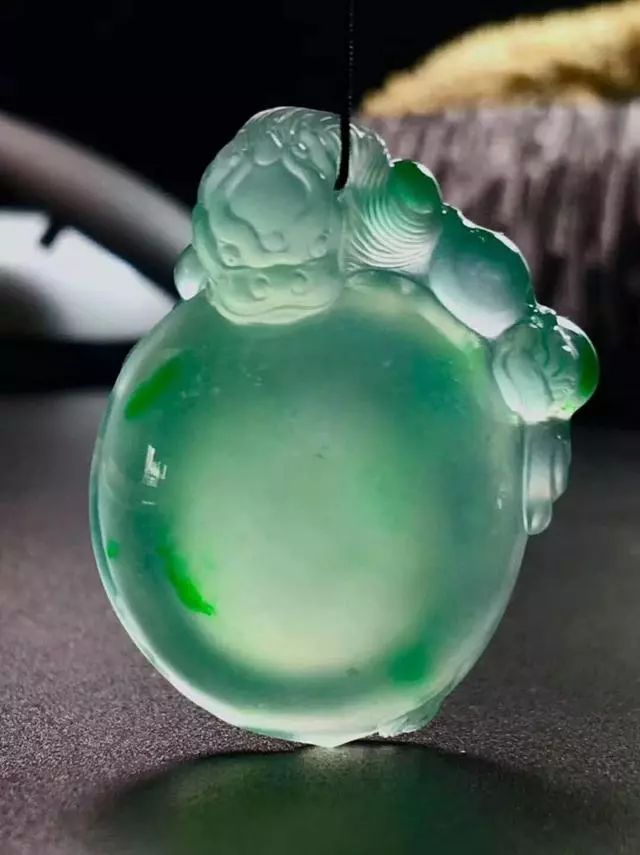 『翡翠』老大爷嫌自己佩戴的翡翠水头不太好，将其用水一泡，结果揪心了！