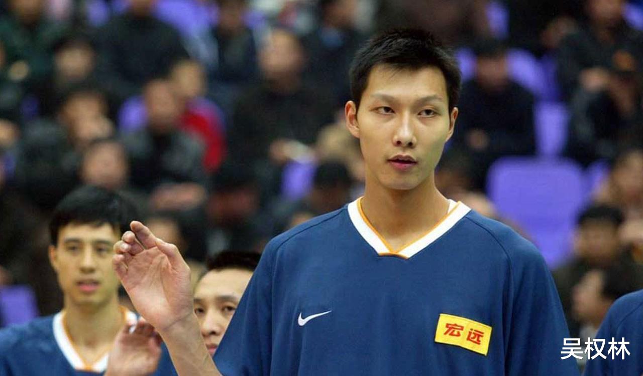 【】少年成名！16岁易建联参加高考，监考老师求签名，考完后一脸懵圈