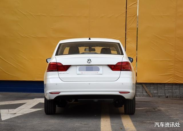 「桑塔纳」这款家用轿车，虽然配置简陋、外观中庸，但是年销25万辆