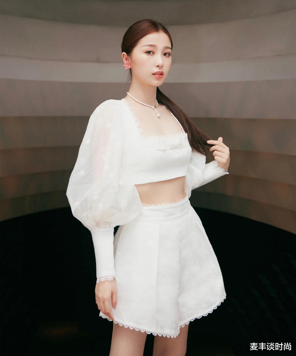穿衣搭配■虞书欣真是不可小觑，穿灯笼袖露脐套装配低马尾，优雅大气像女王