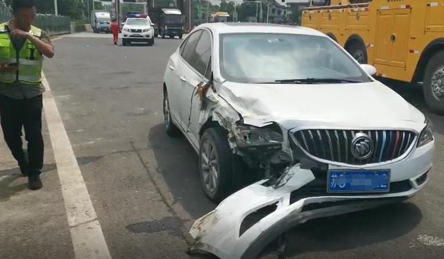 杭州|?杭州绕城高速货车追尾半挂车,司机当场身亡,车里的手机正放着直播视频