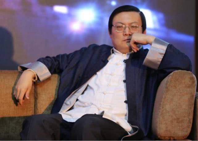 [梁宏达]原形毕露！梁宏达到底是做什么的？为什么能上知天文下知地理？