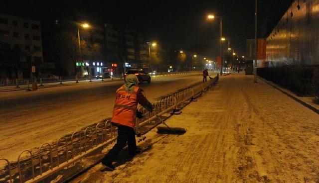 三少体育 山东一环卫工雪天路边死亡，网友：不能给他们涨工资，为啥？