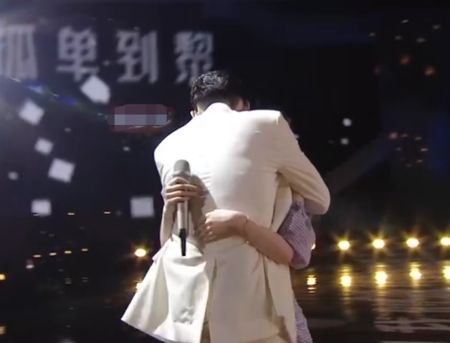 张翰|张翰抱着鞠婧祎，眉头紧锁，谁注意分开后鞠婧祎的表情？装不下去了