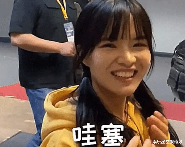 [整容]有种“整容”叫七阿姨不扎双马尾！将头发全部梳起后，美到不敢认