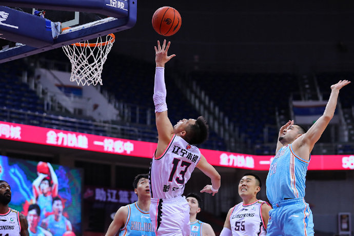 郭艾伦|球迷看台高喊“郭一分”,郭艾伦精准将球罚进,随后做出噤声手势