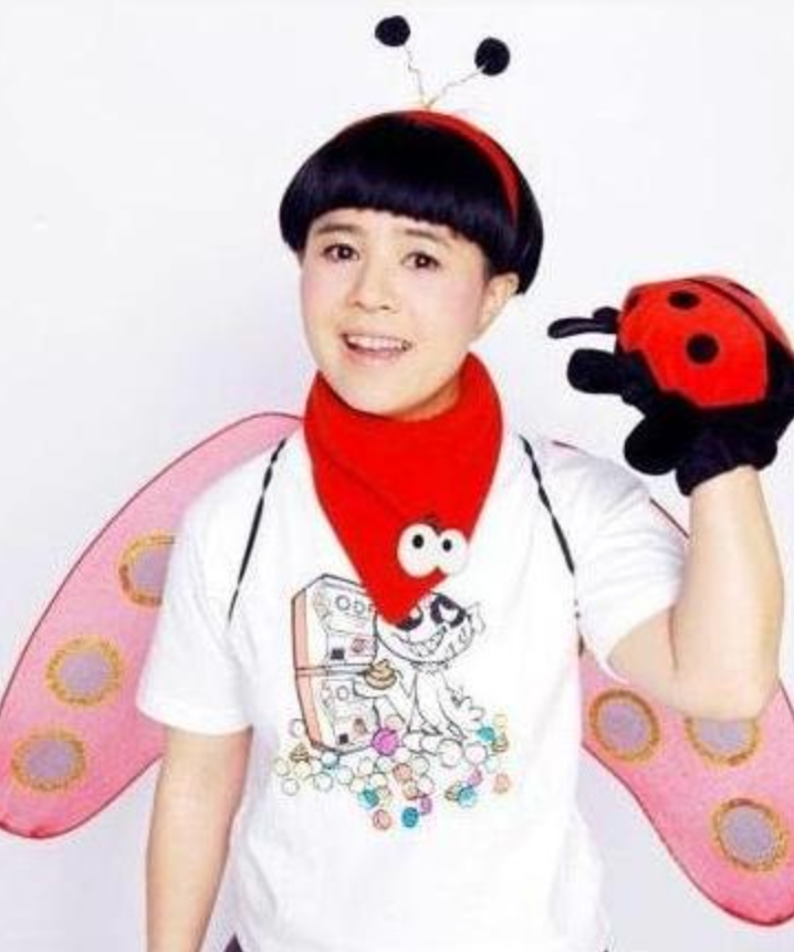 「央视」54岁金龟子,与前央视主持王宁低调恩爱32年,女儿身材高挑很漂亮