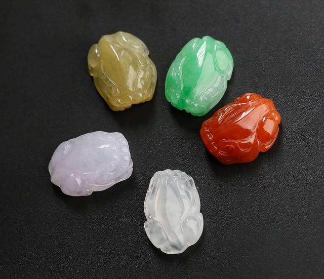 『翡翠』这10种玉石和翡翠极其相似，行家都经常看走眼，你会分辨吗？