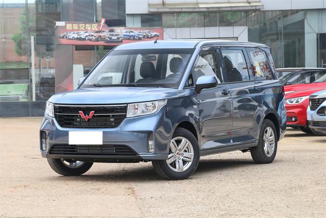 吉利汽车|五菱打造的宽体商务车,可载8人,6万就能买,进城拉货不怕被查