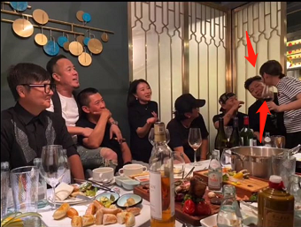 周杰|京圈聚会现场曝光,周杰喝得满脸通红笑开花,胡海泉获女士献吻