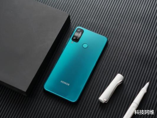 it芯片|128GB+4800万，发布仅半年已涨至1299元，麒麟芯手机如今即将退场