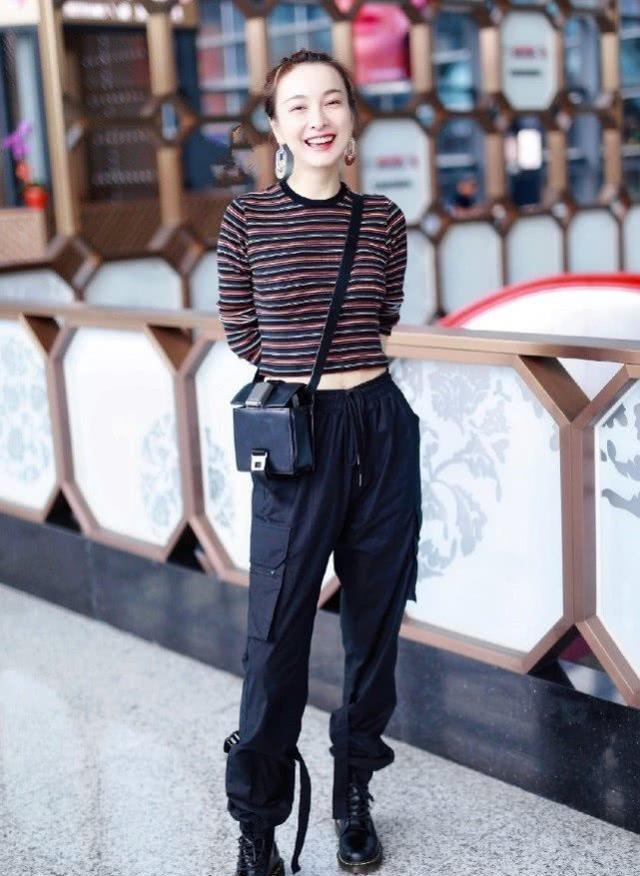 吴昕|吴昕“锁骨短发”好惊艳，白紫色针织衫配纱裙，少女感爆棚