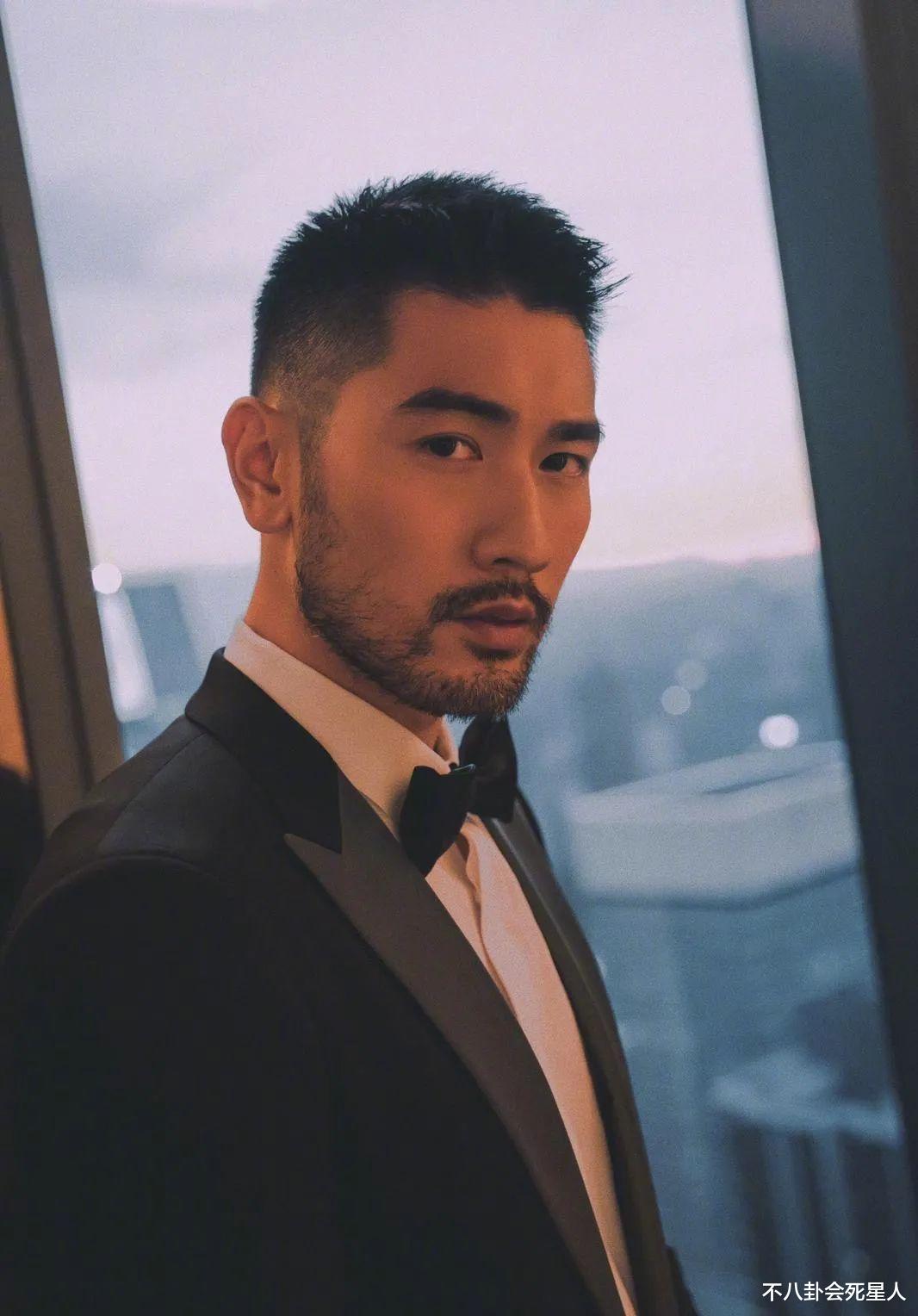 高以翔|高以翔去世一周年，女友晒蓝玫瑰悼念，《王沥川》导演悲痛发文