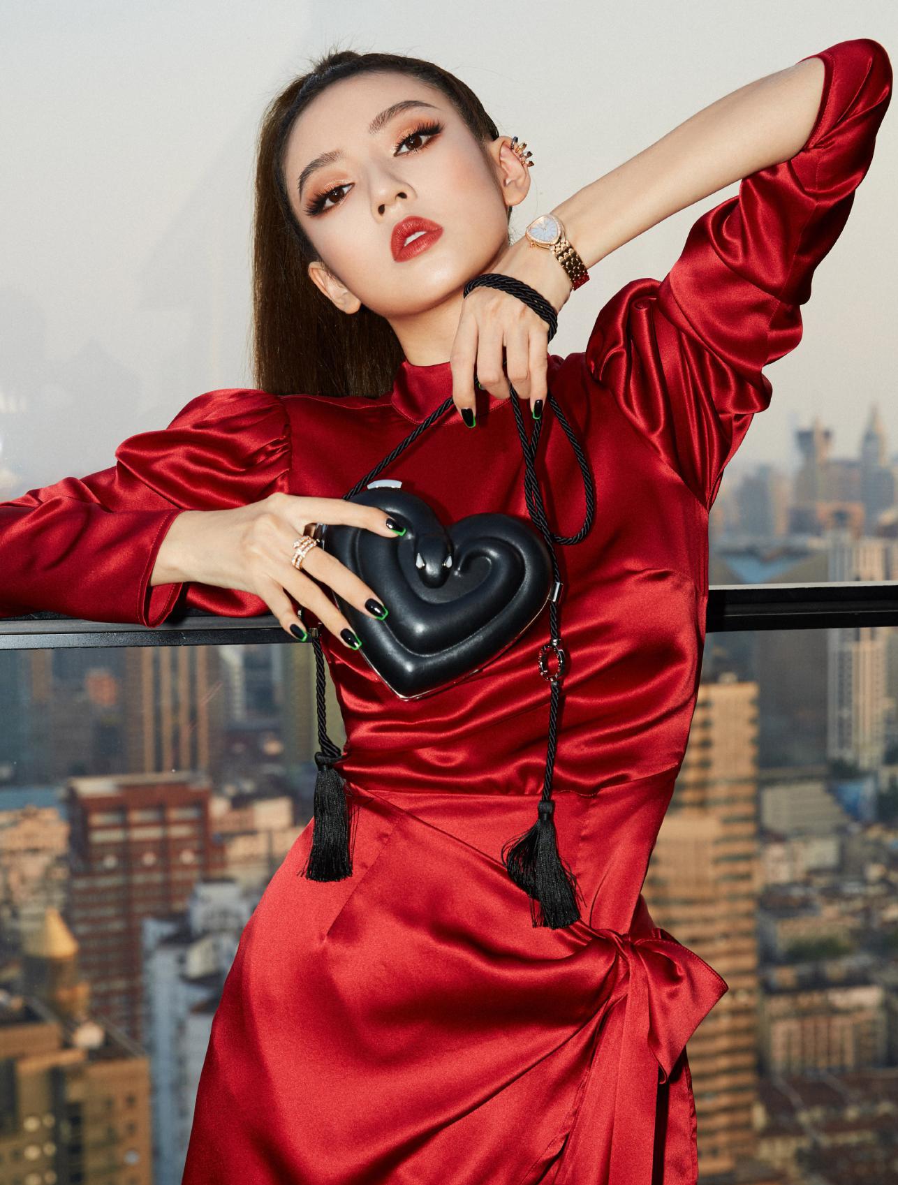 何瑞贤|“火山姐”何瑞贤太时髦了！亮片裙凸显流畅曲线，无刘海更有范儿