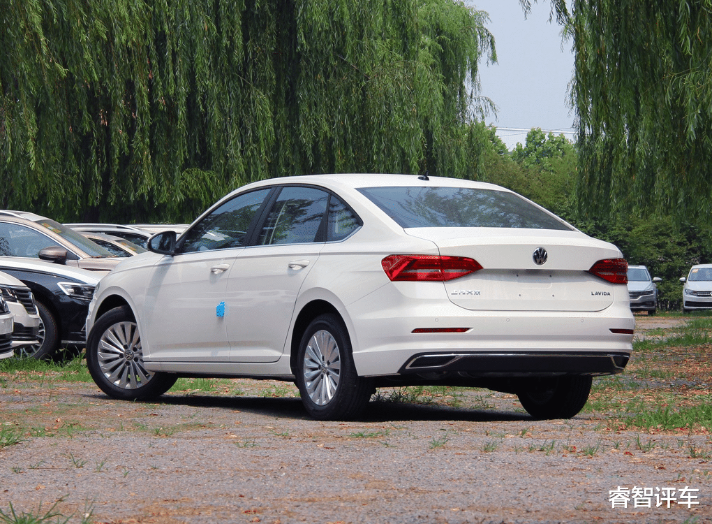 大众朗逸|大众朗逸：我太难了，德系轿跑仅售7.3万，车友：轩逸买早了