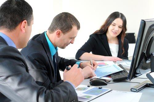 |请吃饭，同事不贵不点，结账花了2千多，过后同事请客，我超无语