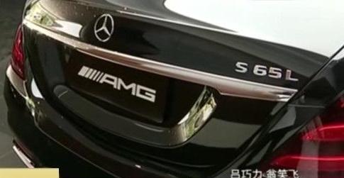 奔驰|300万奔驰做美容，车漆突然掉下一大块，网友：赔你800万