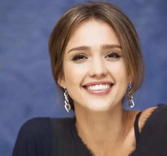 勒布朗·詹姆斯■让詹姆斯公开说漂亮的女人，她是唯一一个，却是科比球迷！