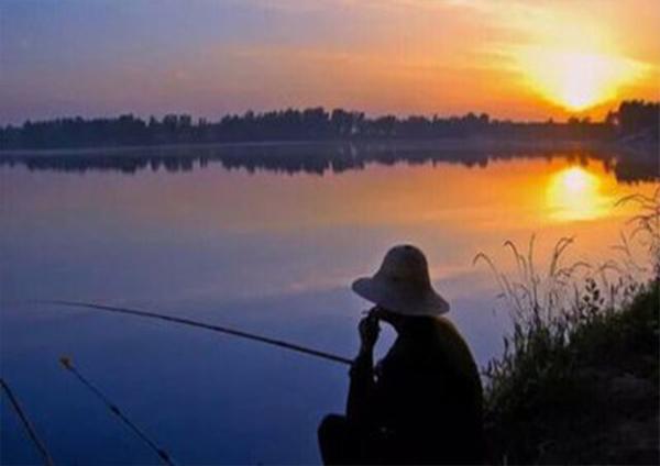 民警|达州一男子钓鱼不成反被钓,坐等民警来救,夏季钓鱼要注意这些事