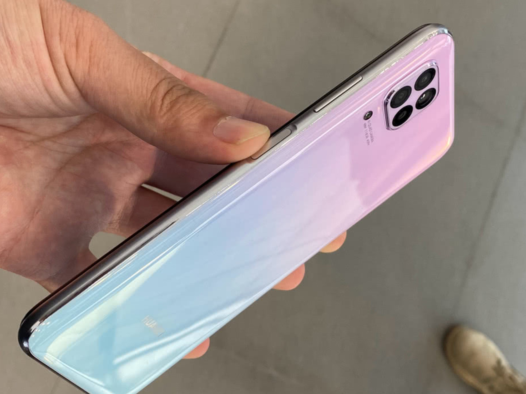 华为|从2199降至1499，华为8+128GB、40W快充中端机，已沦为千元机