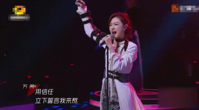 黄龄|黄龄音乐节坠落舞台擦伤大腿,现场照片曝光,青紫红肿惹人心疼