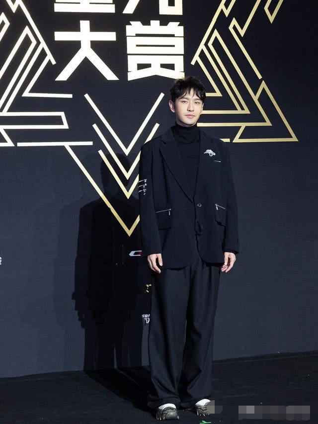 #西装#黄晓明换新发型,穿西装配阔腿裤不再油腻,43岁气质回春更耐看!