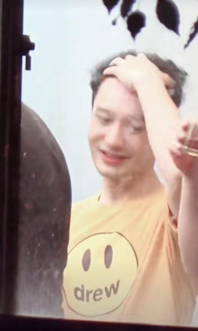 黄晓明|中年危机！黄晓明素颜发际线堪忧，不停被劝酒仍强打精神