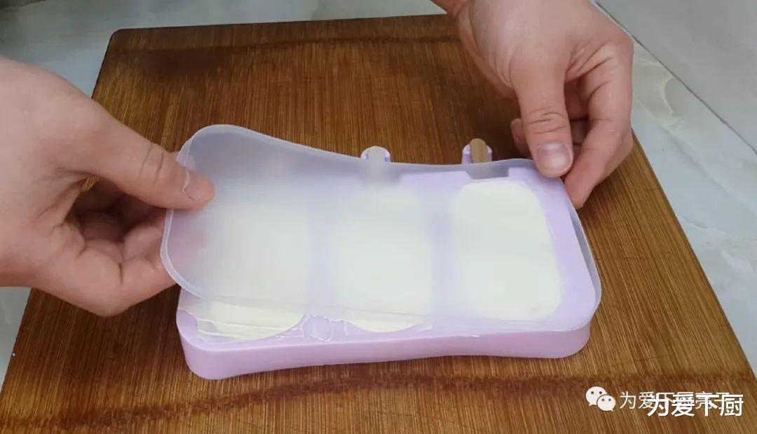 『雪糕』4个鸡蛋，1袋牛奶，冰箱里一放，做出特色雪花，吃过就念念不忘