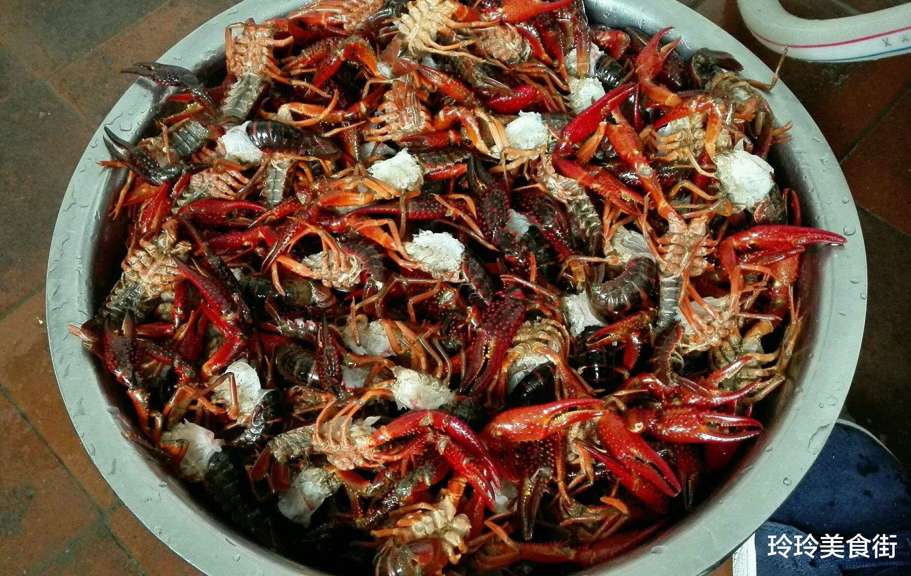 「小龙虾」做小龙虾时，加两勺“它”，邻居找上门，吃完扔下钱就走