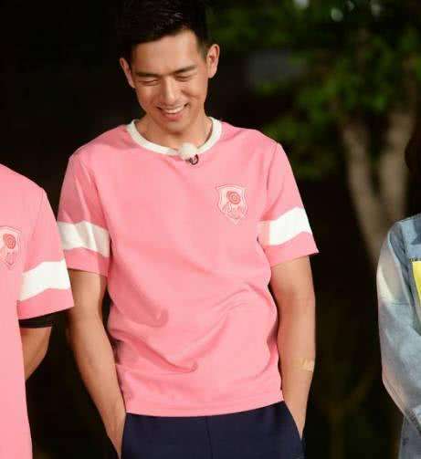 何炅|26岁被雪藏,当年复出成跑男“跳梁小丑”,但却受到何炅宠溺!