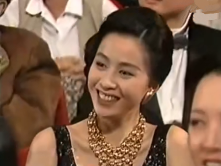 安妮·海瑟薇|林青霞给台下刘嘉玲使眼色，刘一切就绪就等上台当影后，结果尴尬