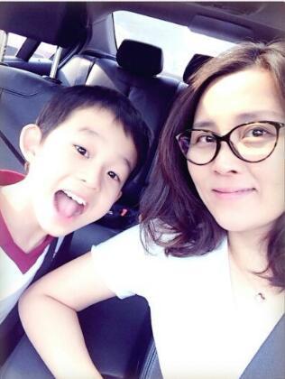 何炅与妻子王菁结婚已7年,为了家人不受媒体干扰,隐婚保护11年