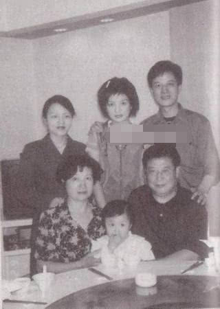 赵薇▲赵薇跟全家庆生，晒父女合照，爸爸对着镜头抽雪茄