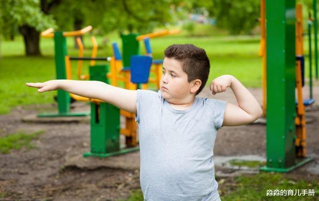 黄磊|黄磊三胎儿子初露脸，完美避开爸妈基因，颜值与俩姐姐相差颇大！