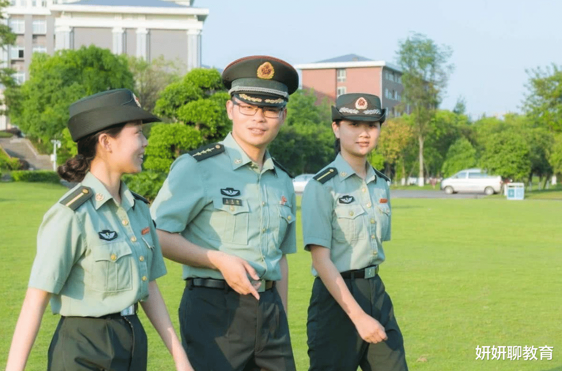 文职|“军队文职”岗位成热门铁饭碗，待遇堪比公务员，学历低也能考