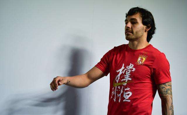 里卡多·高拉特■国足最强10号?29岁高拉特晒自拍小肚腩已消失,8块腹肌+纹身惹眼