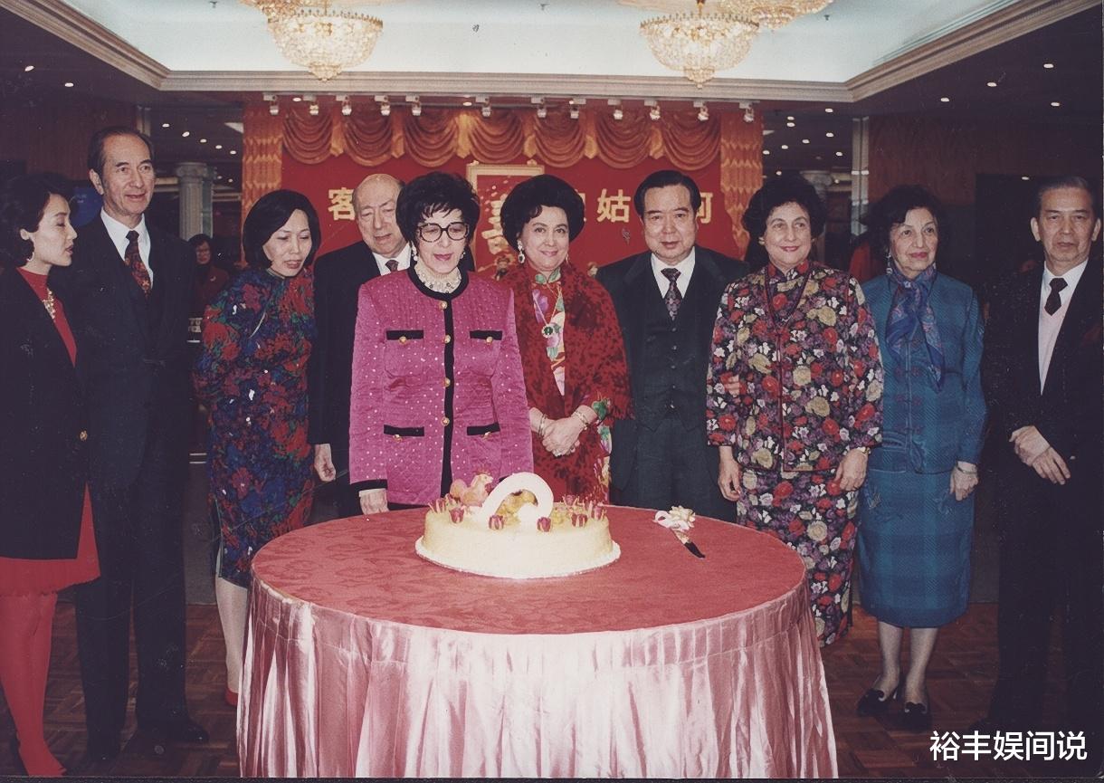 央视@何超莲晒童年照怀念爸爸！言语中充满思念，希望下辈子继续当父女