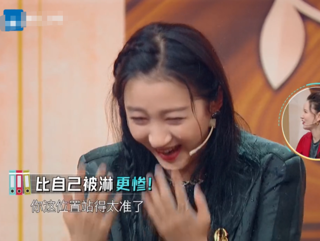 「发型」有种发型叫关晓彤散着长发，头发中故意编两个麻花辫，发量真相了