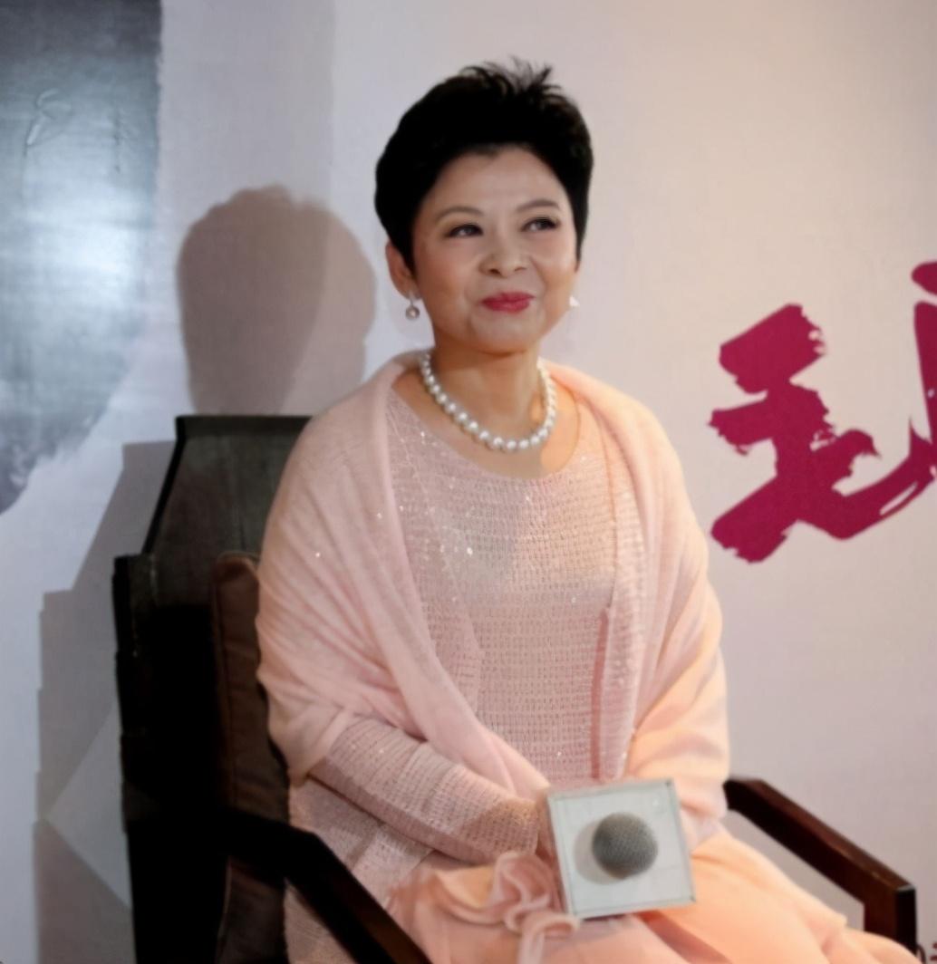 春晚|荣登13次春晚, 当红期被封杀, “消失”18年的董文华，她得罪了谁？