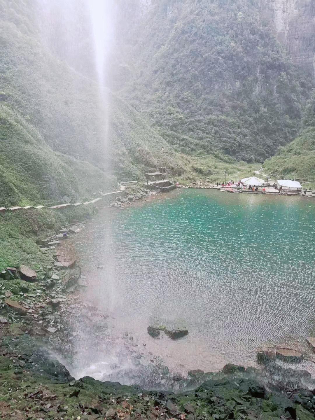 『苗寨』世界第一长跨峡谷悬索桥，下面藏着一个美丽的苗寨，有人知道吗？