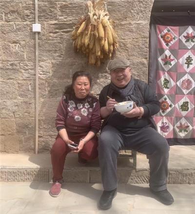 董浩|央视主持董浩, 36岁被下\死亡通牒\, 今65岁同娇妻住乡下破屋吃面条