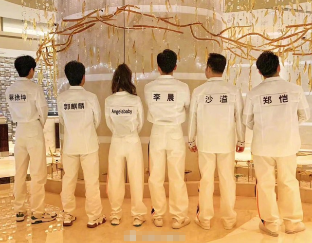 #郑恺#奔跑吧成员合照，谁注意郑恺手里拿的？一看就是临时被拉过来的