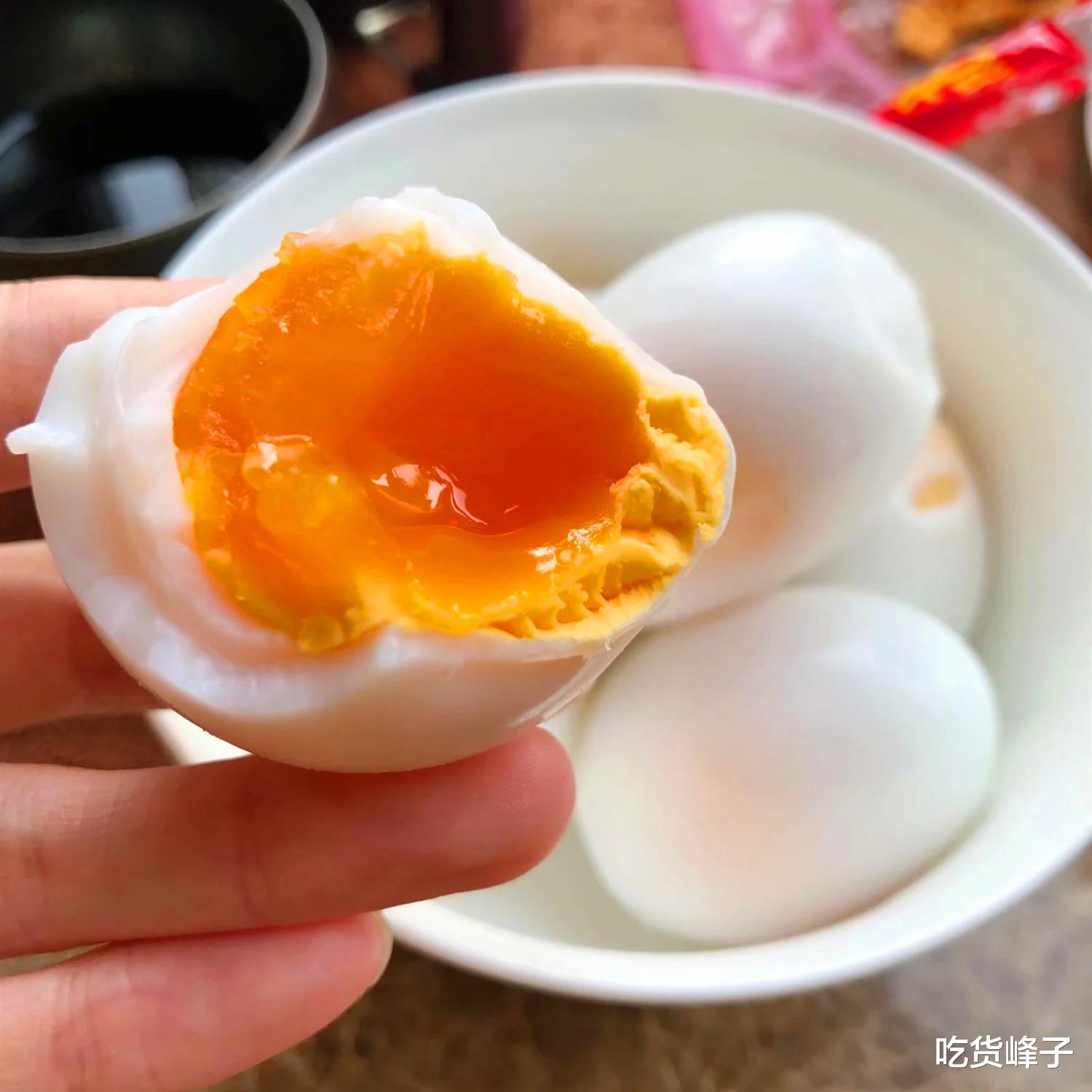 水煮鸡蛋:煮鸡蛋,不能只用清水煮,教你小秘诀,蛋壳一剥就掉,还特别香嫩